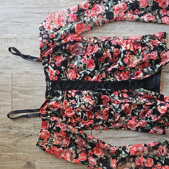 NWOT - VENUS - Lace Bell Sleeve Spaghetti Strap Blouse - Picture 2 of 5